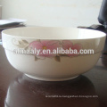 Белая керамическая миска для салата с наклейками